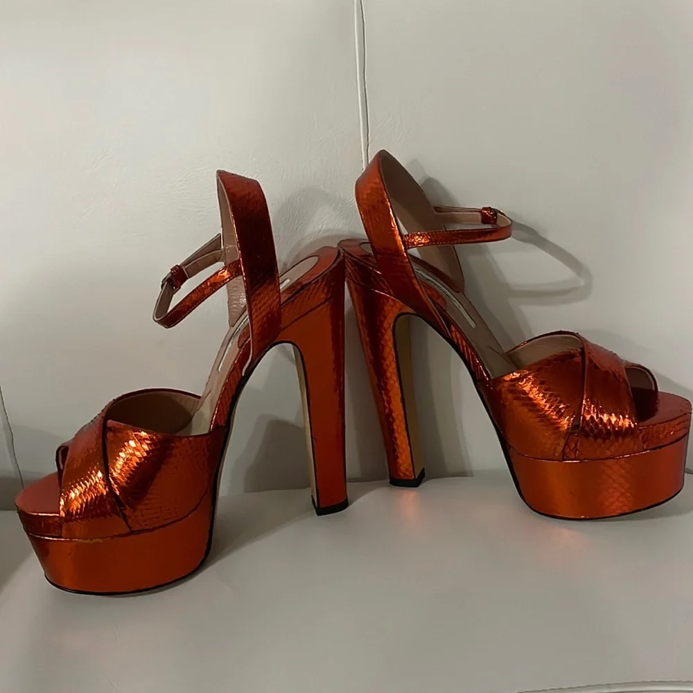 Brian Atwood MADISON RUST ORANGE METALLIC ELAPHE SNAKE PLATFORM SANDALS 38 7.5